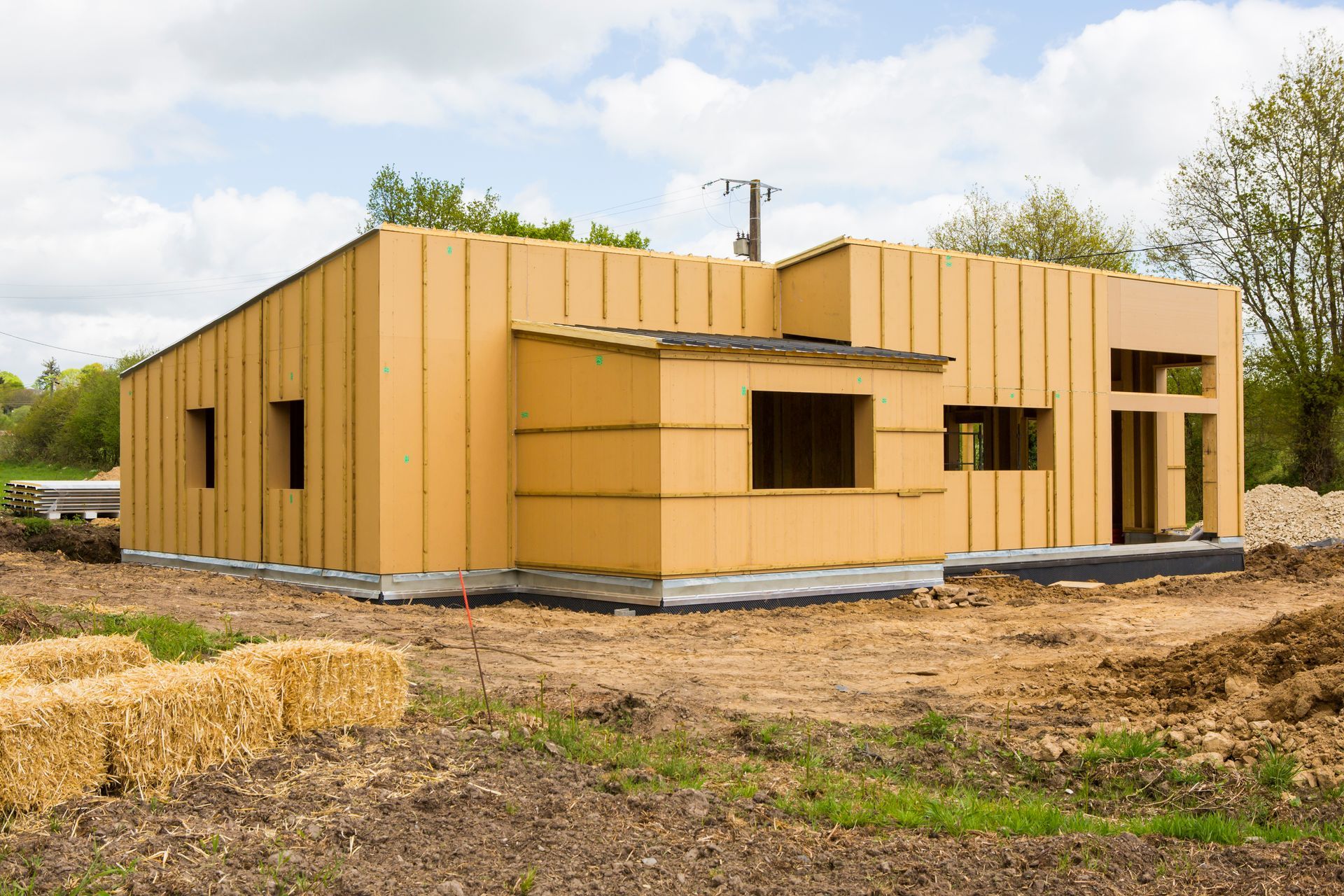 Construction d'ossature en bois avec des ouvertures pour les fenêtres