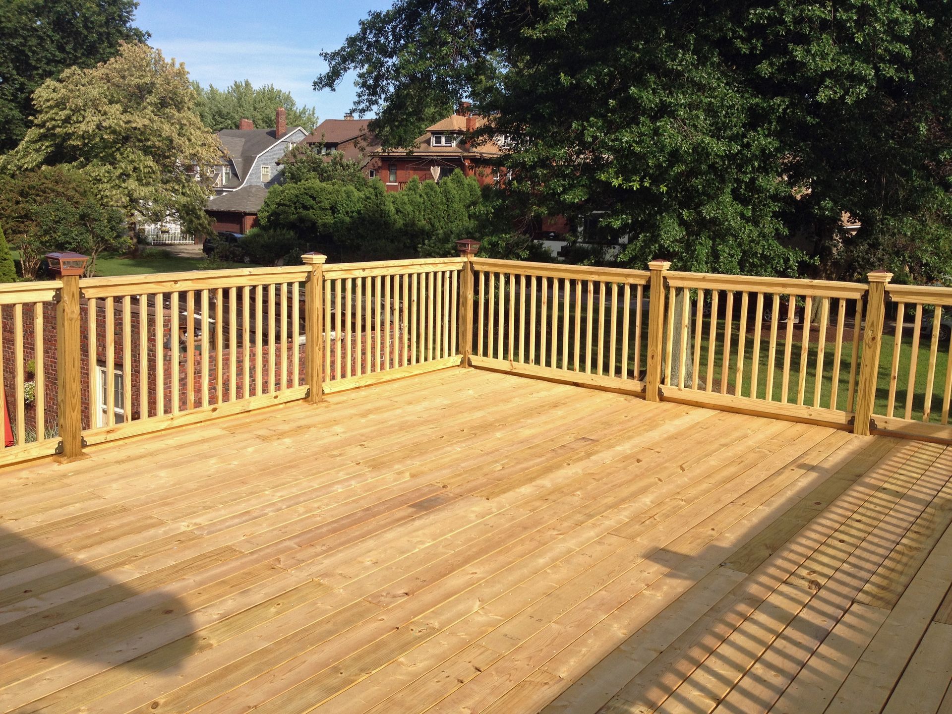 Grande terrasse en bois avec des garde-corps