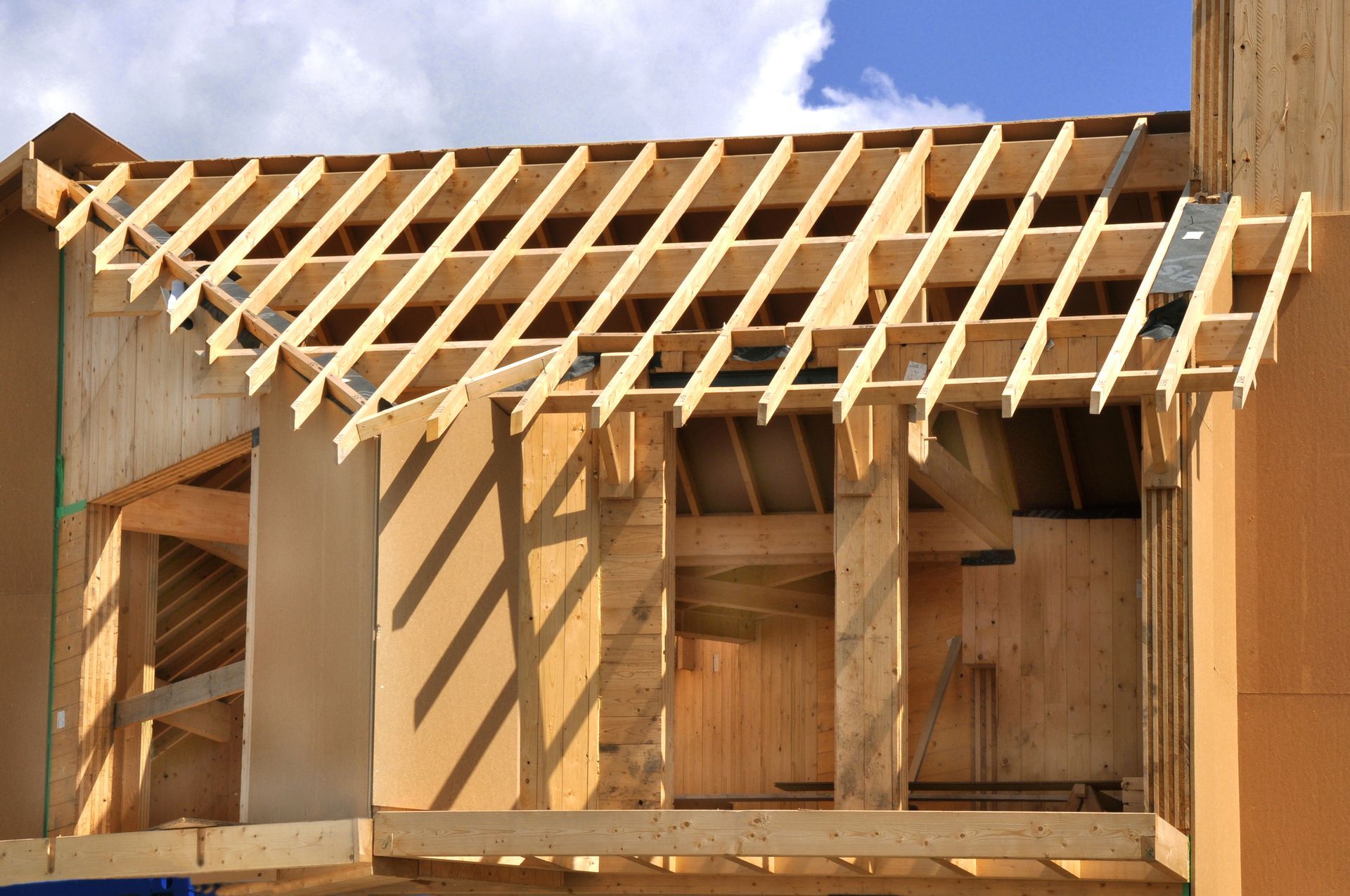 Construction en cours d'une maison avec ossature en bois et charpente