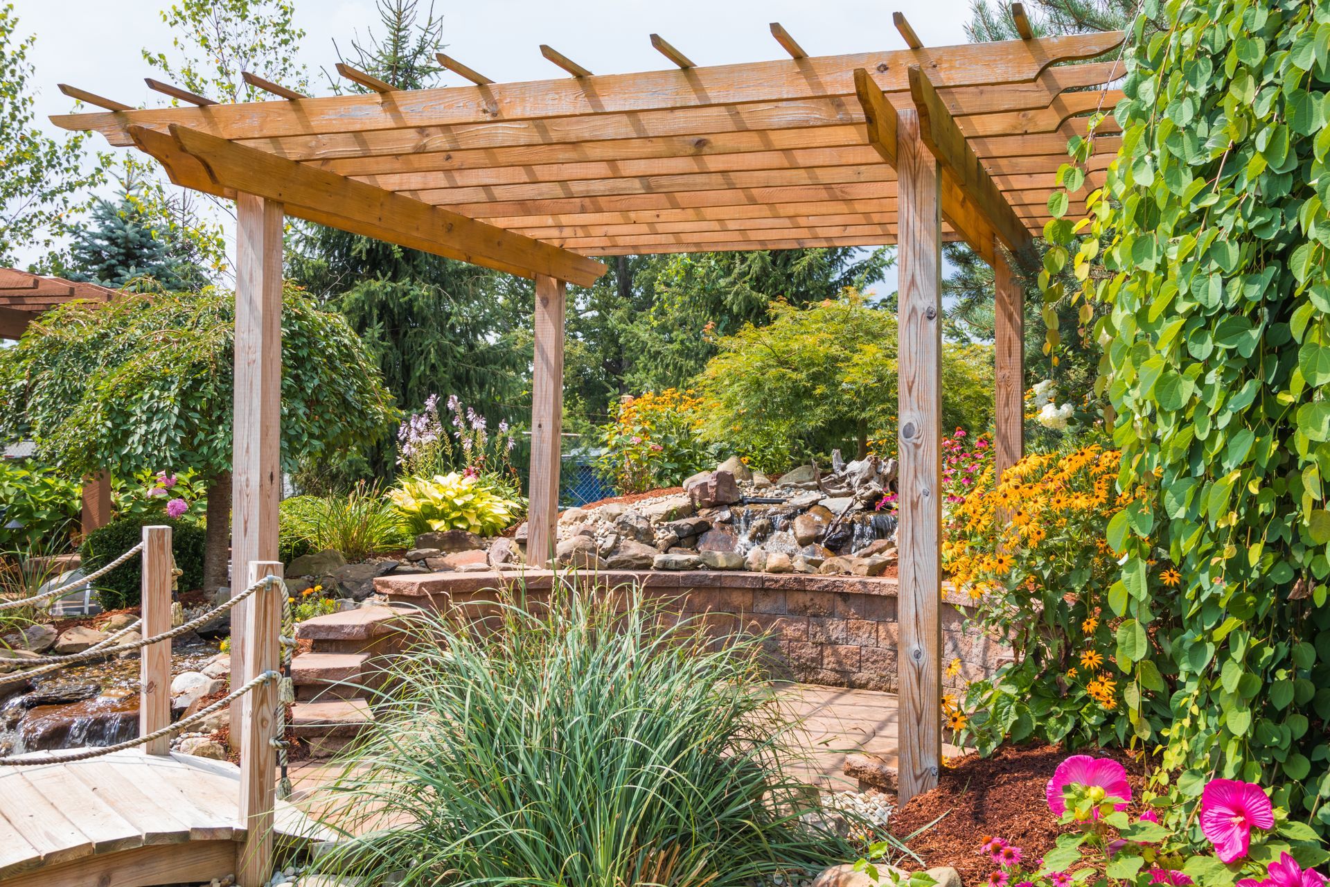 Pergola en bois au-dessus d'une terrasse