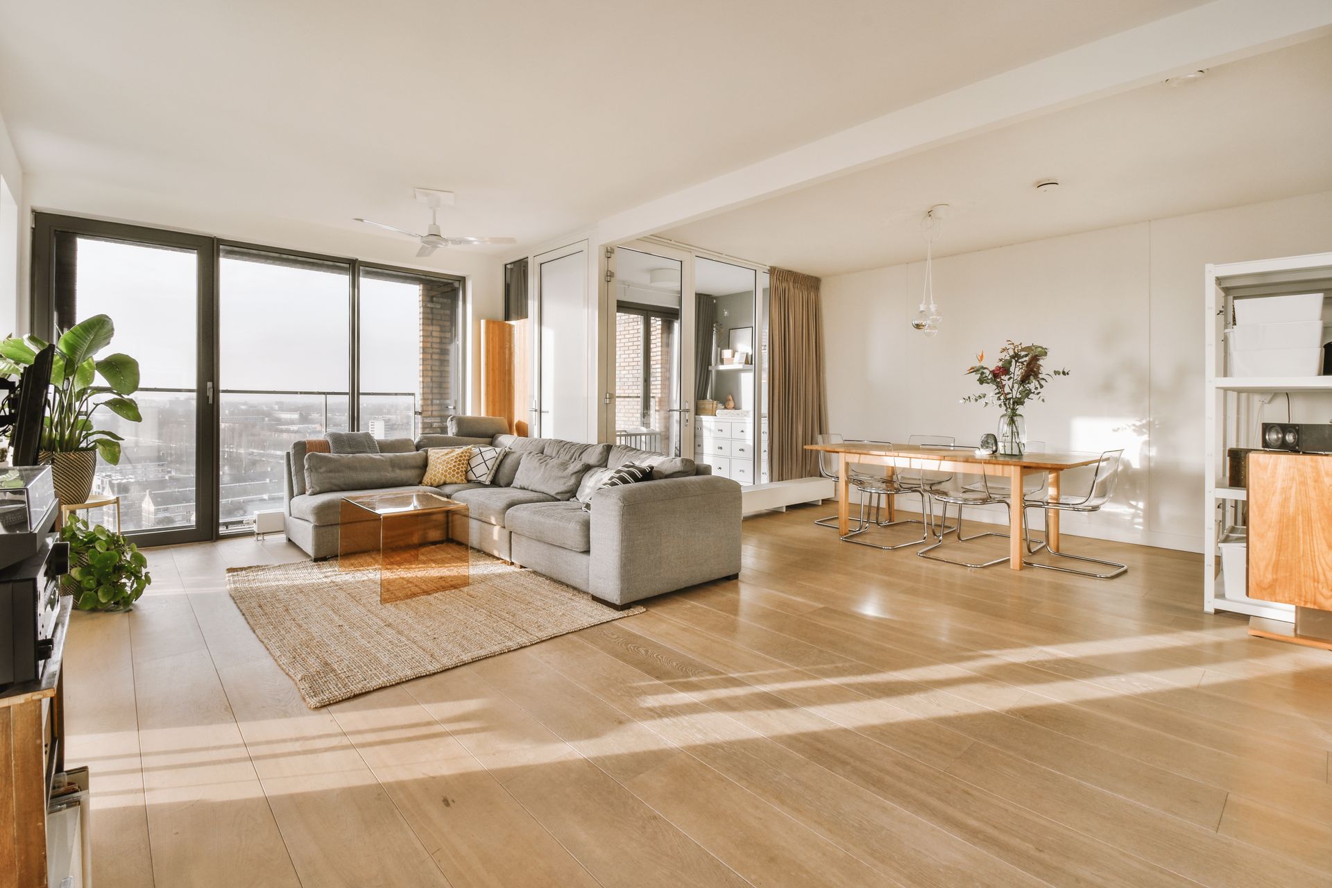 Parquet dans une pièce de vie bien éclairée
