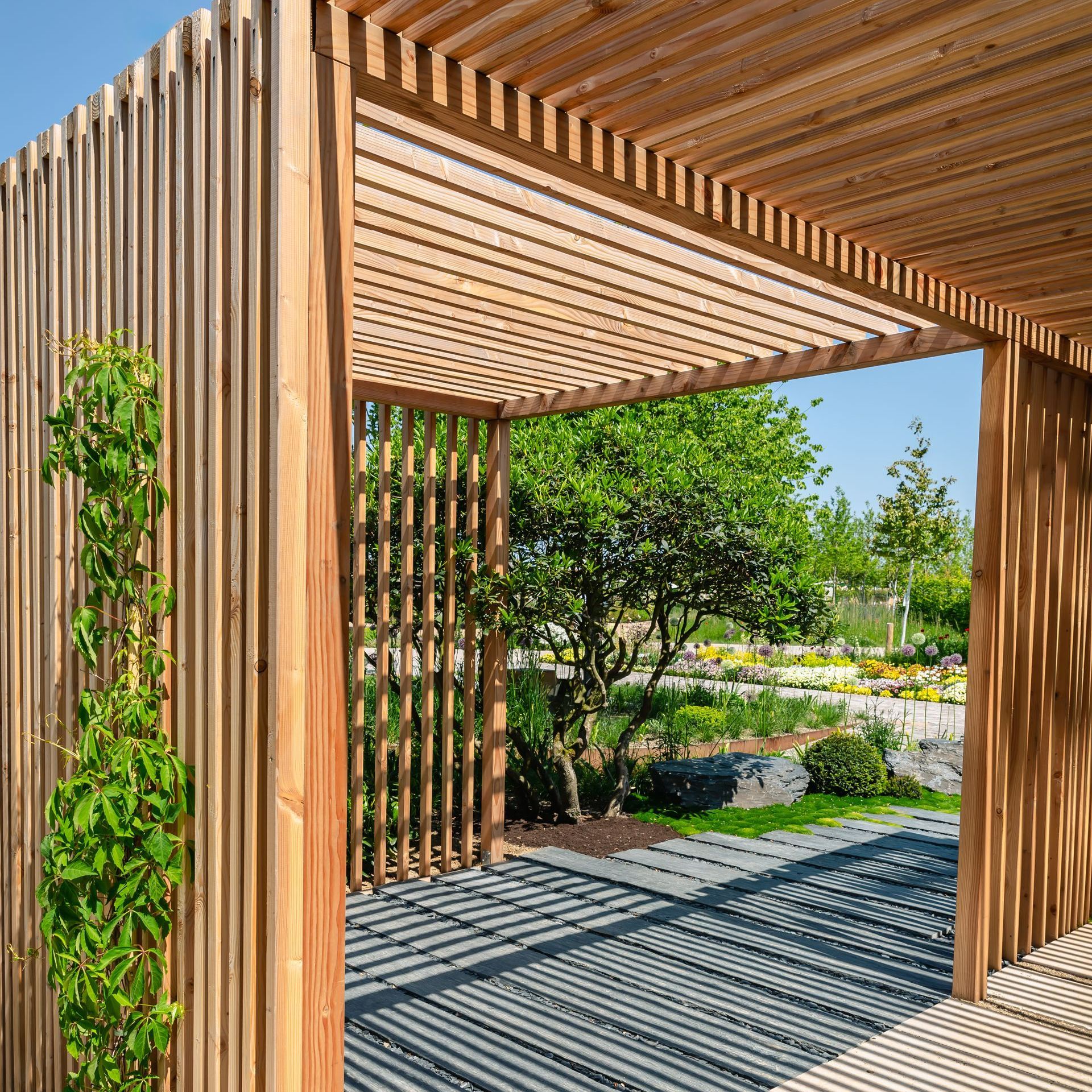 Pergola en bois avec des claustras en guise de murs