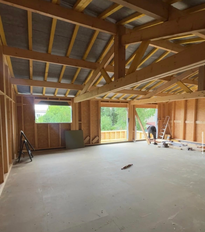 Construction en bois avec des ouvertures