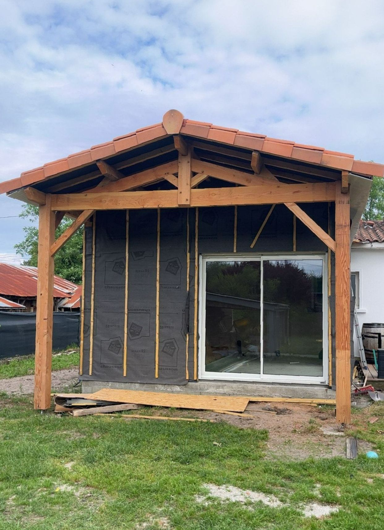 Travaux en cours pour une véranda avec une base en bois