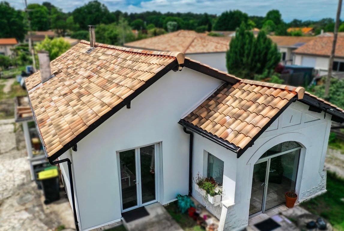 Surélévation d'une maison avec des façades en bois