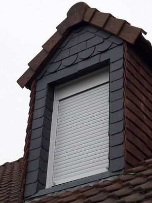 Contour de fenêtre en tuile et en aluminium