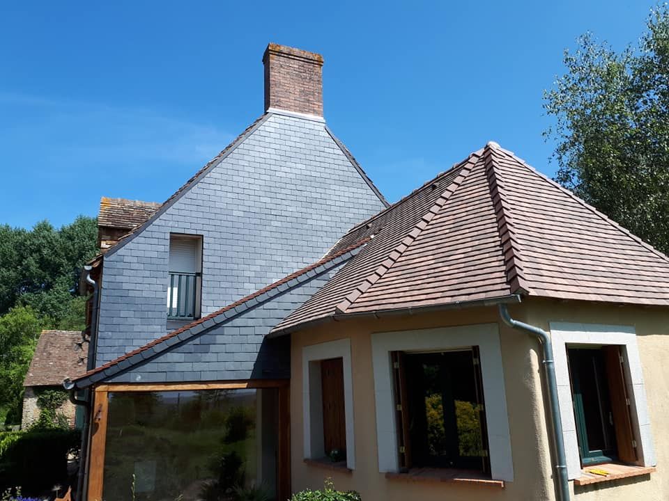 Maison avec deux toitures de couleurs différentes, noir et rouge