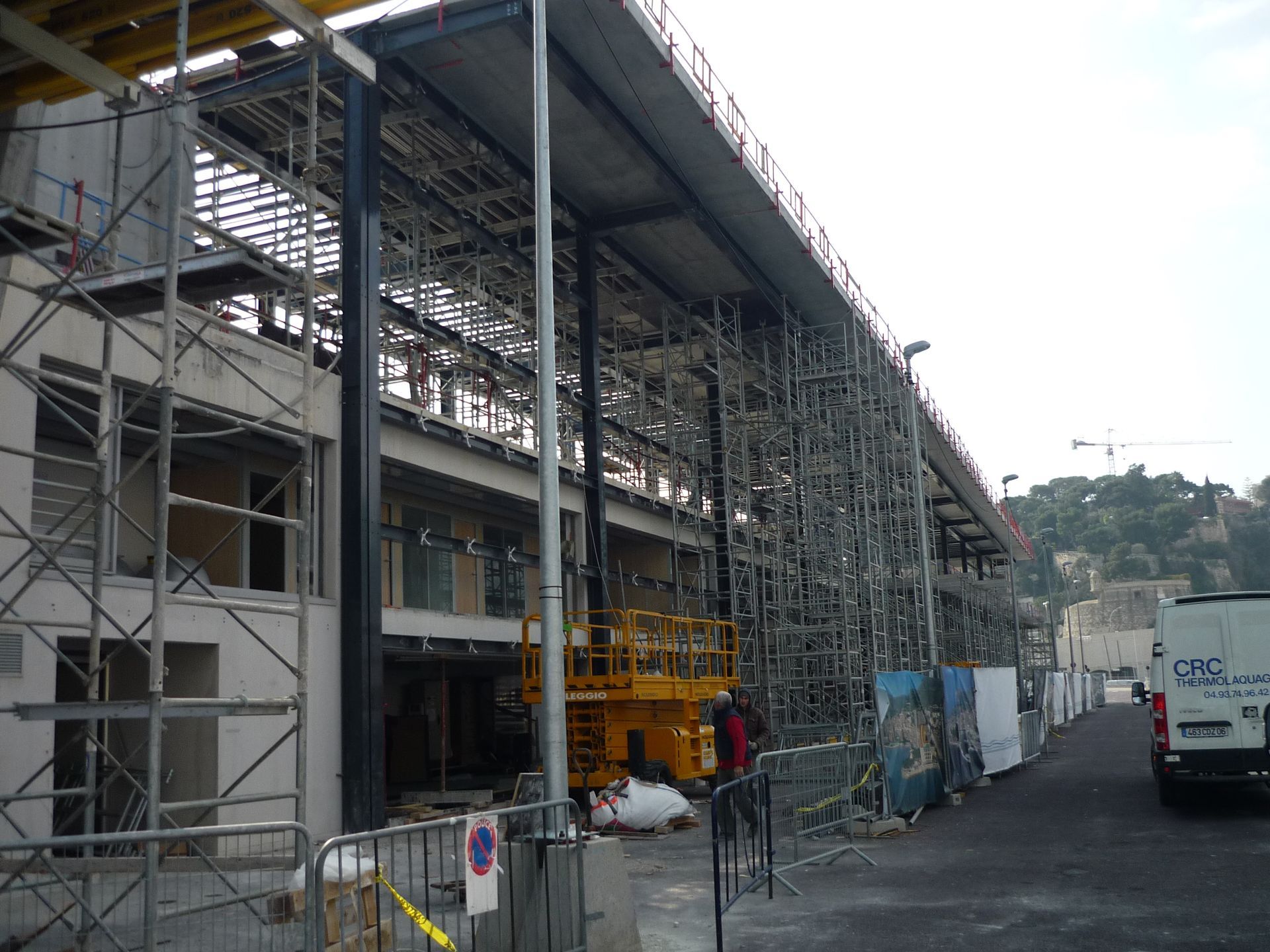 Chantier de construction avec échafaudages et un bâtiment en rénovation.