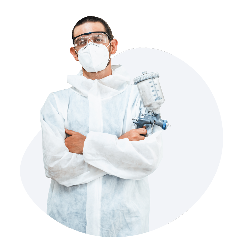 Personne en tenue de protection tenant un pistolet à peinture, les bras croisés, à l'intérieur d'un cercle blanc.