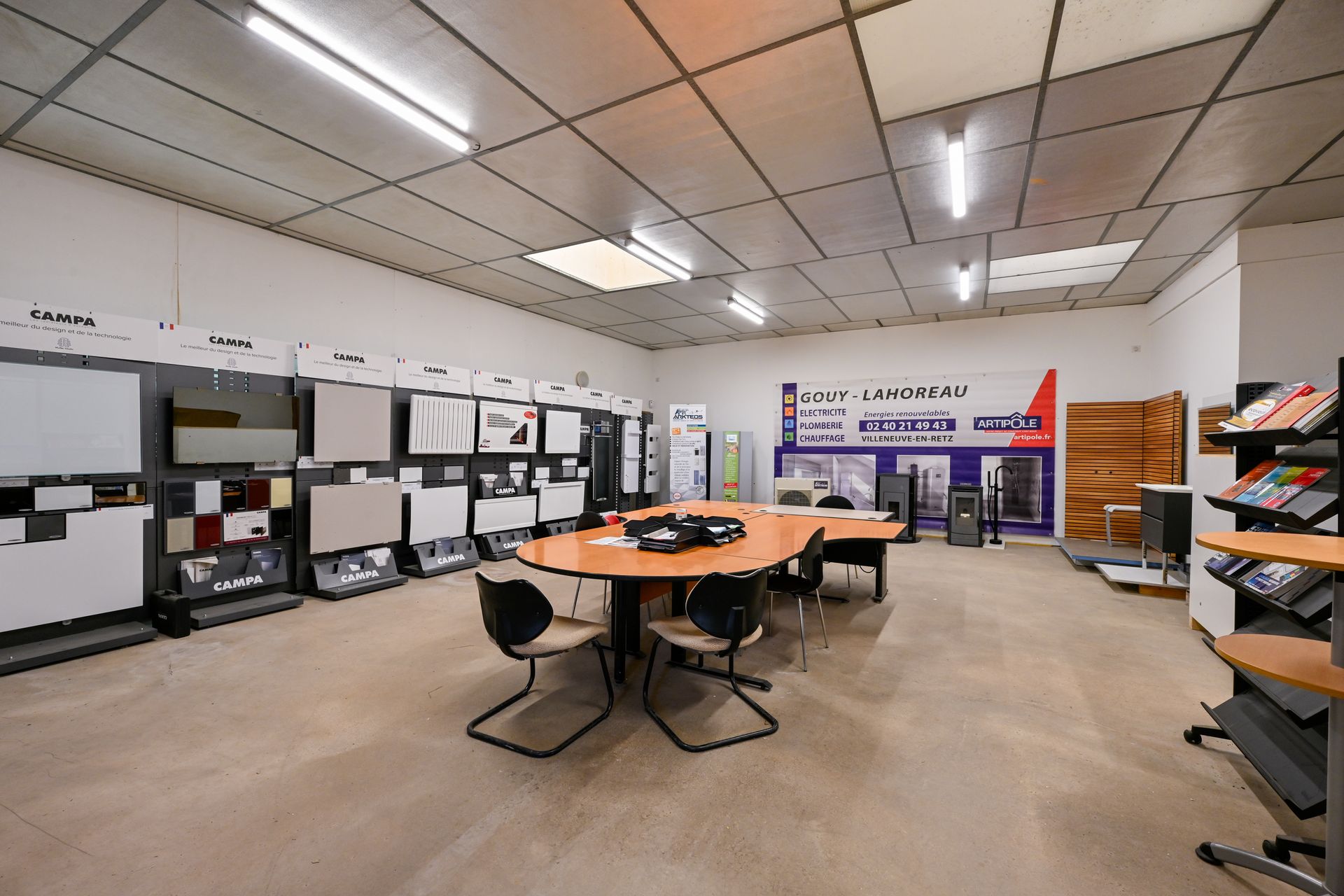 Table de conférence au milieu de produits proposés par l'entreprise