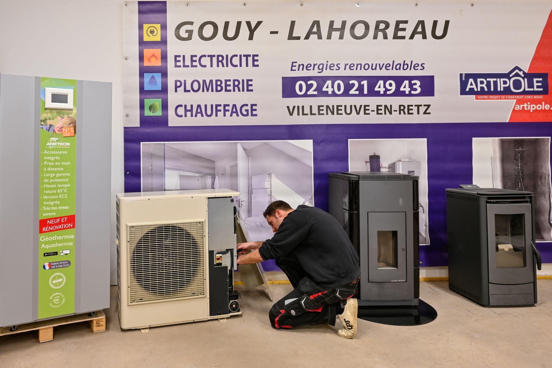 Employé vu de biais manipulant une pompe à chaleur