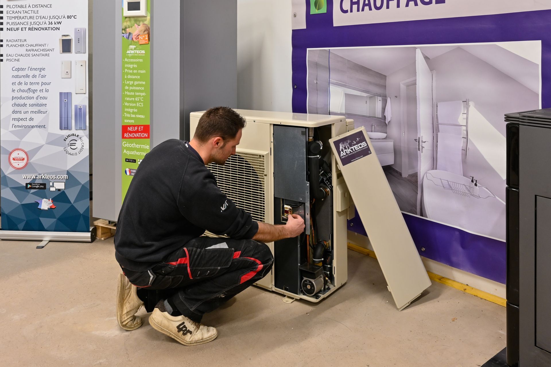 Employé manipulant une pompe à chaleur