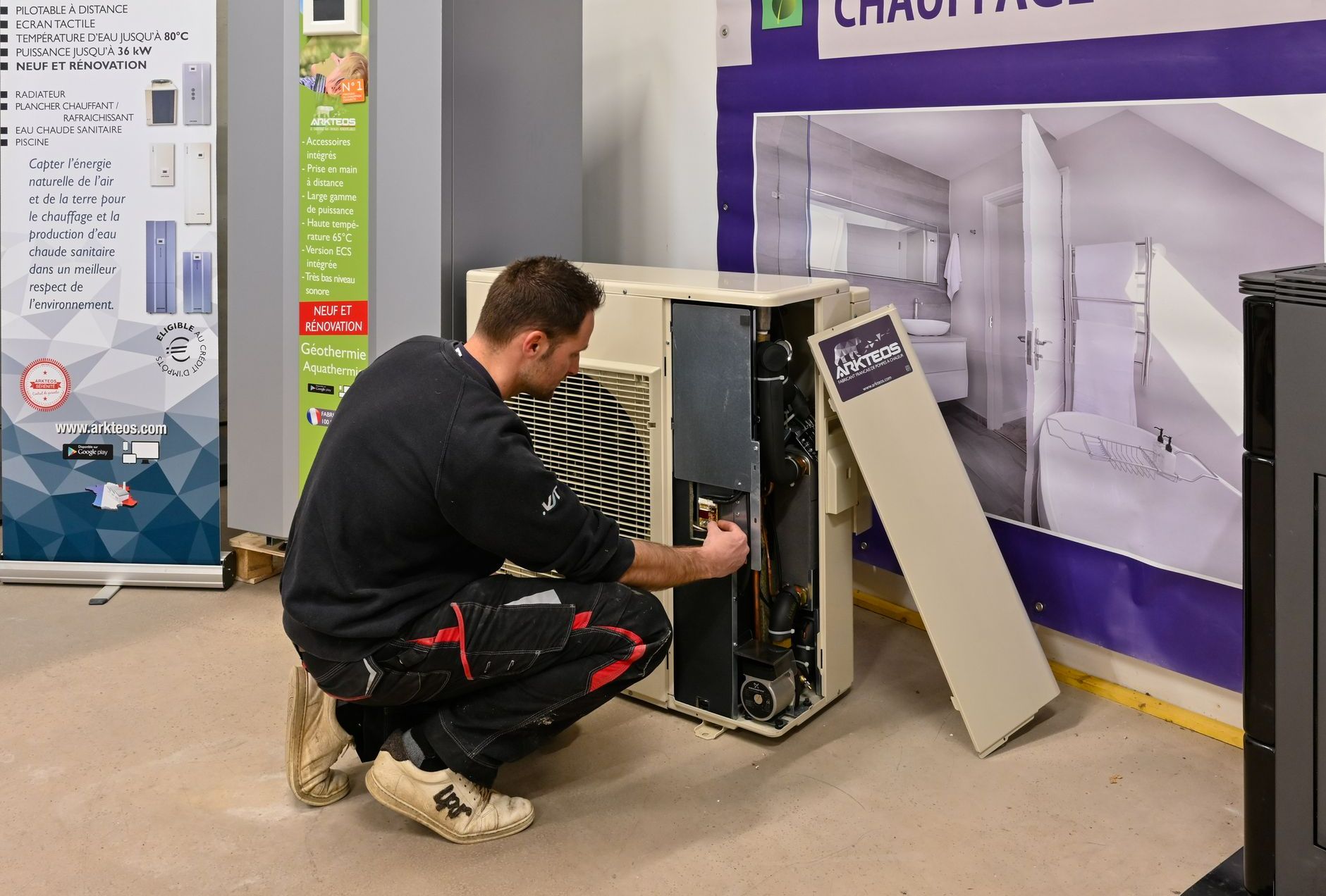 Employé travaillant sur l'unité d'une pompe à chaleur