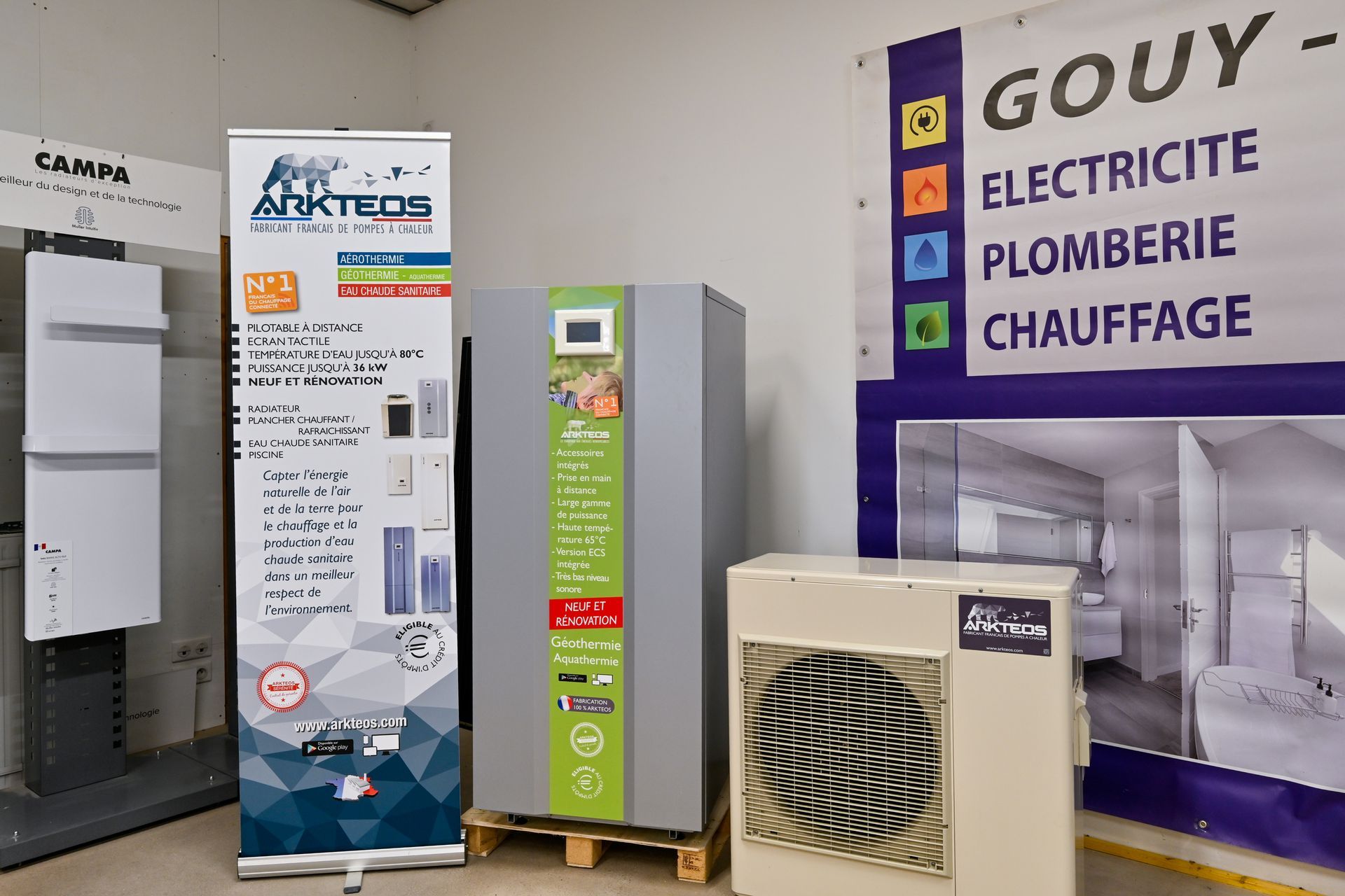 Stands de présentation avec pompe à chaleur, chaudière et affiche d'Arktéos