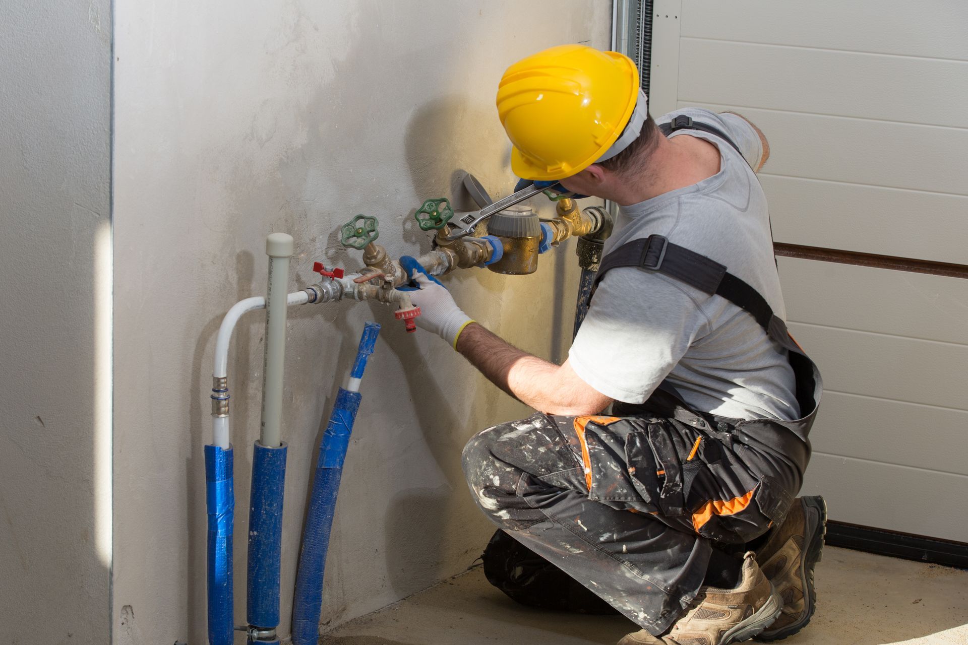 Plombier travaillant sur des canalisations