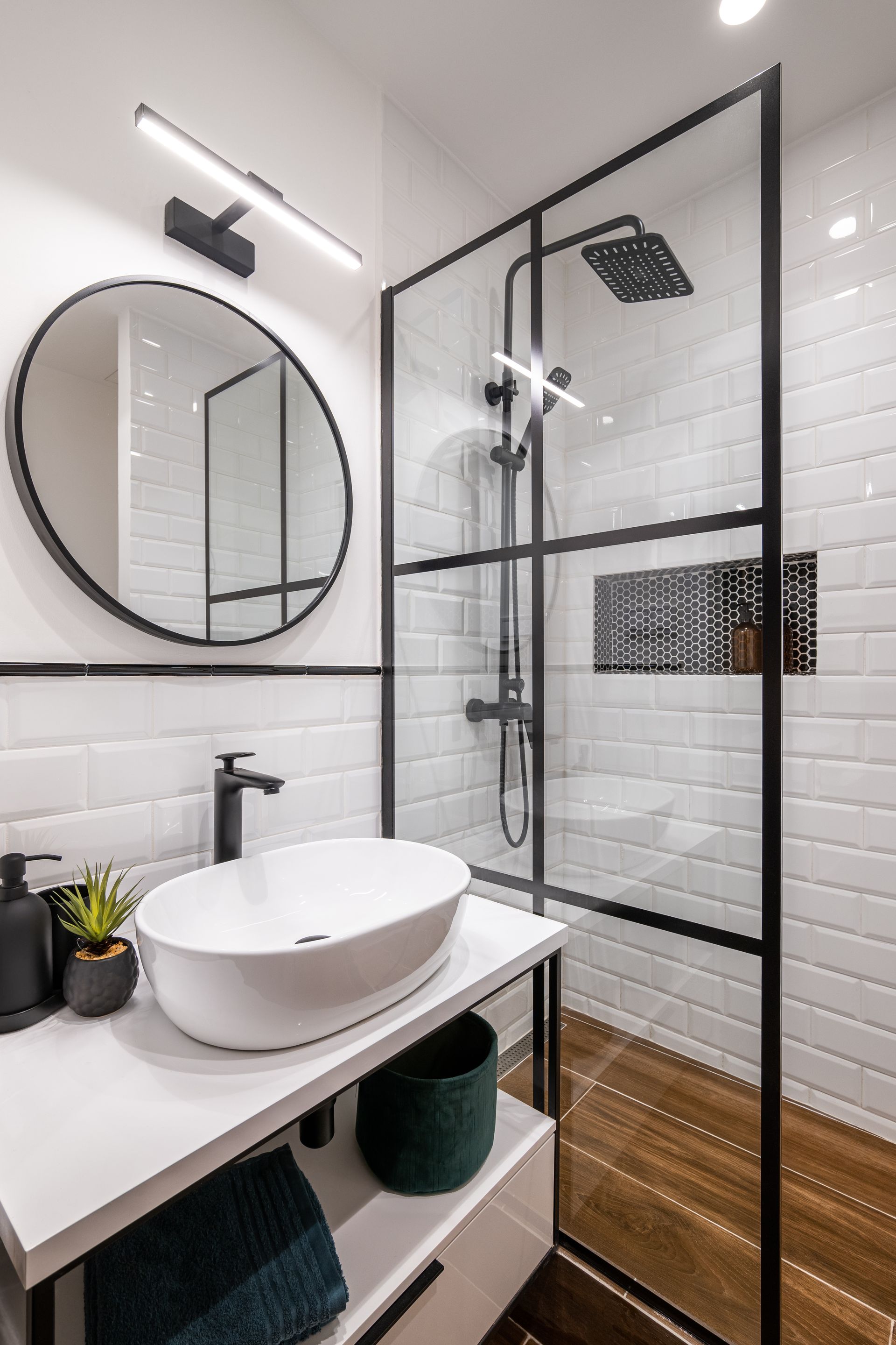 Salle de bains avec lavabo et douche vitrée