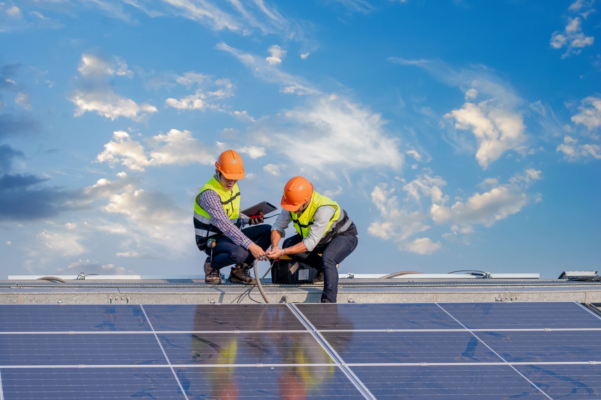 Experts des panneaux solaires examinant une installation