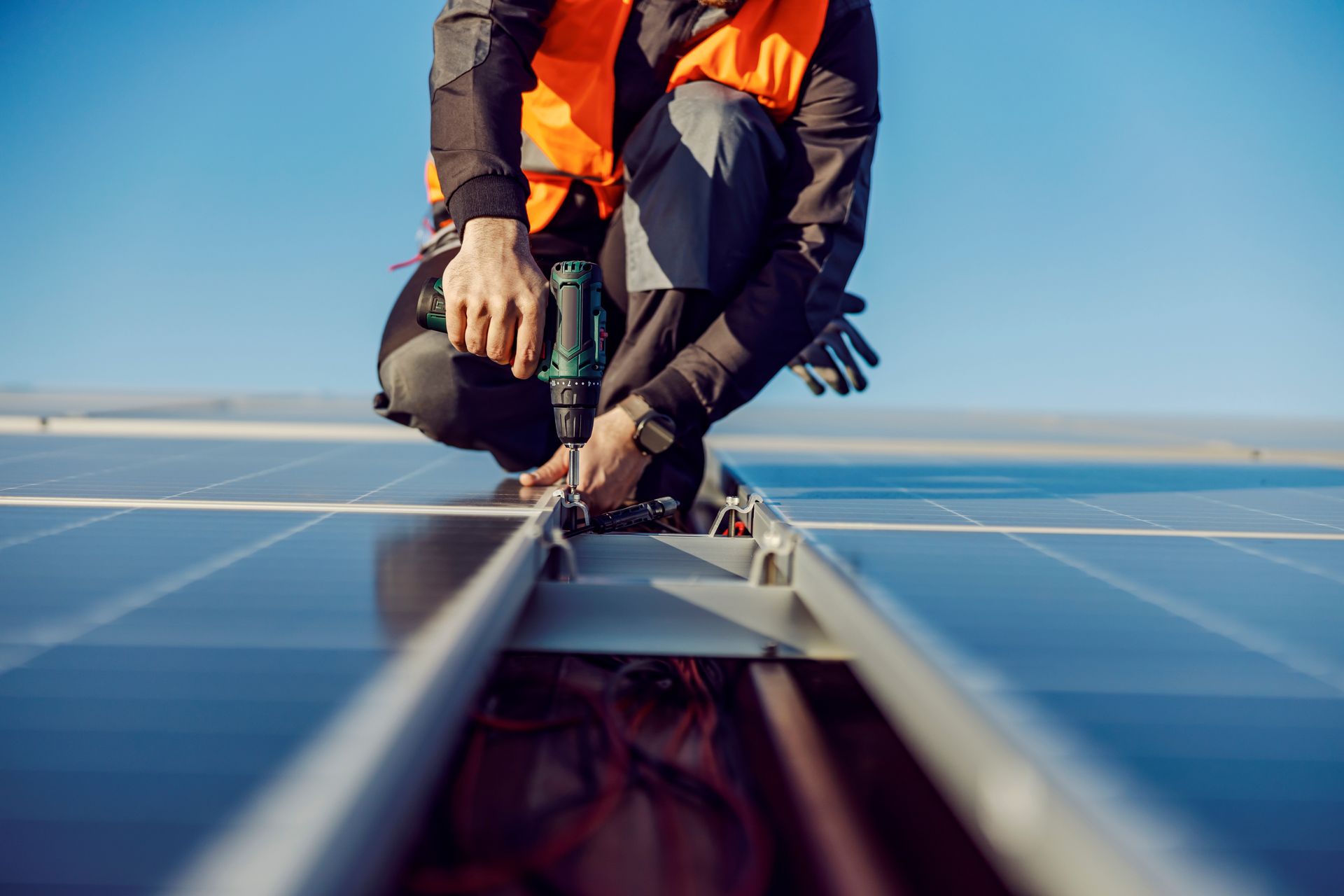 Utilisation d'une perceuse sur une installation de panneaux solaires