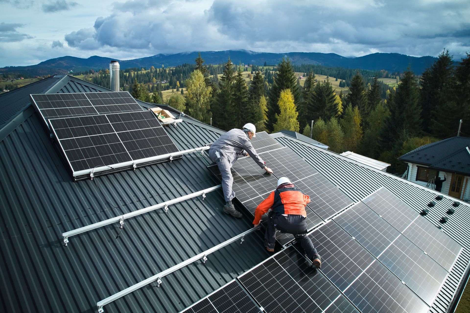 Deux professionnels installant un panneau photovoltaïque sur une toiture
