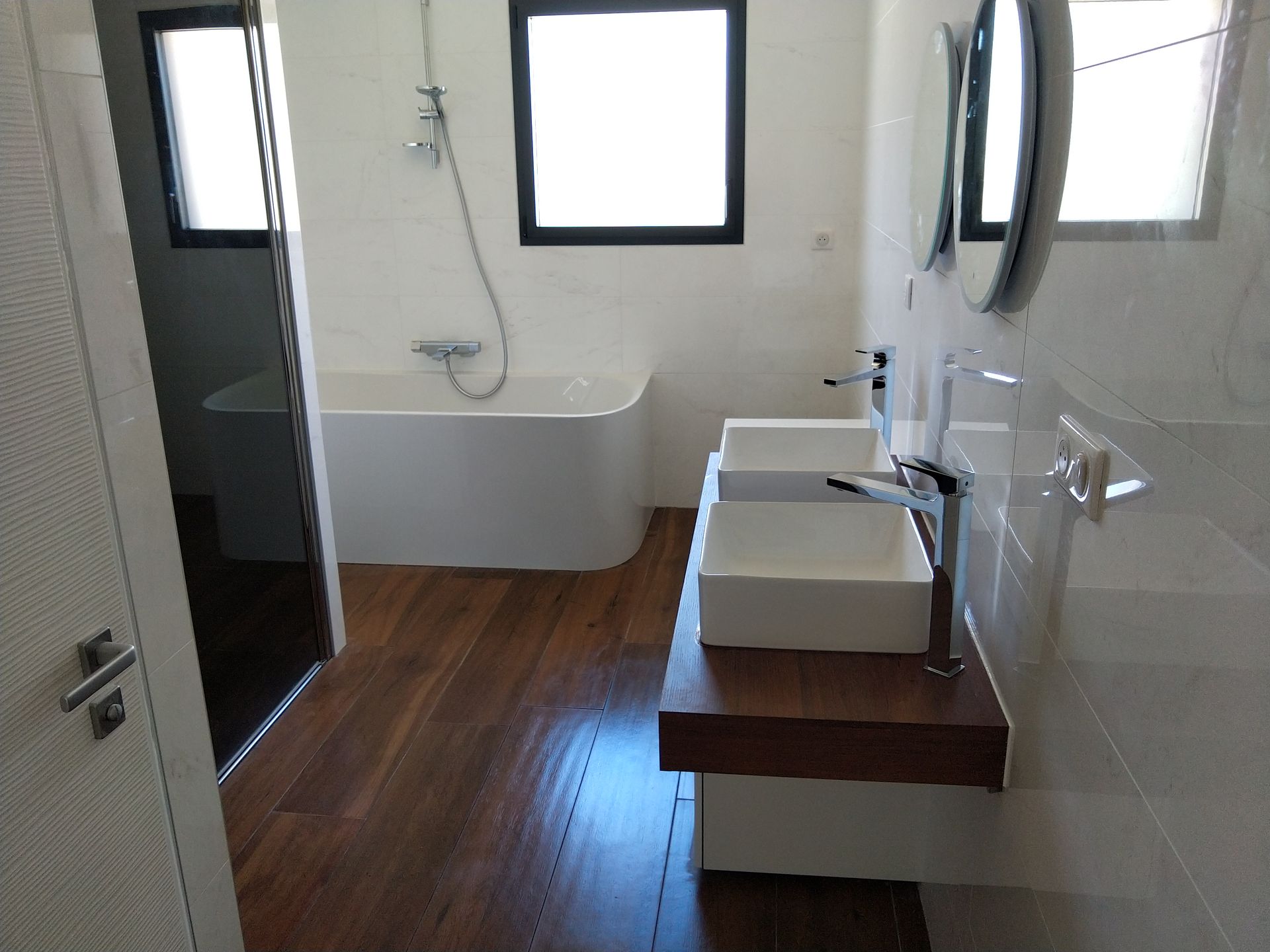 Salle de bain avec douche, baignoire et double lavabo