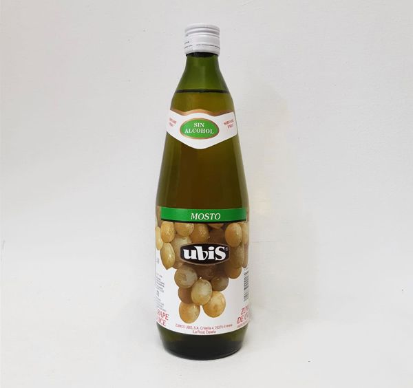 Una botella de Ubis reposa sobre una superficie blanca.