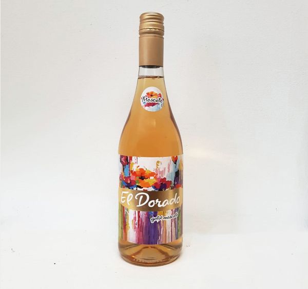 Una botella de El Dorado reposa sobre una superficie blanca.