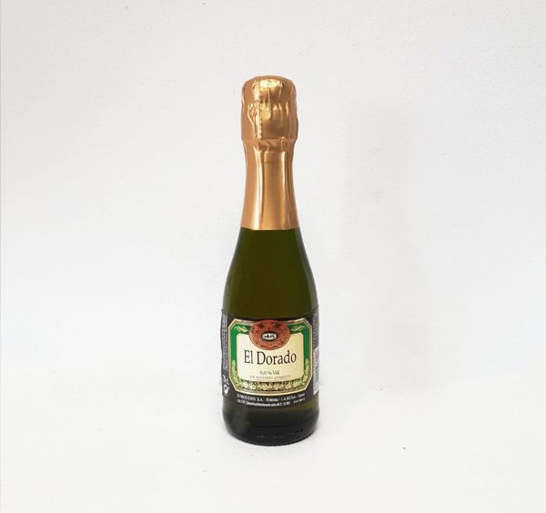 Una botella de El Dorado reposa sobre una superficie blanca.