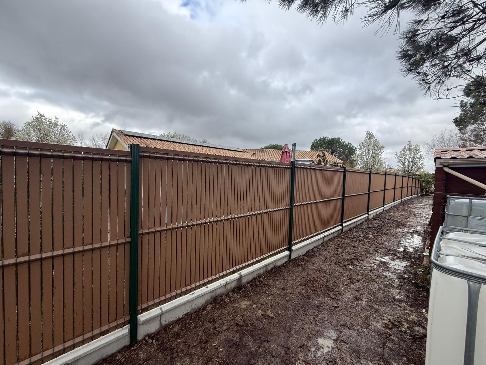 Clôture rigide avec occultant composite brun