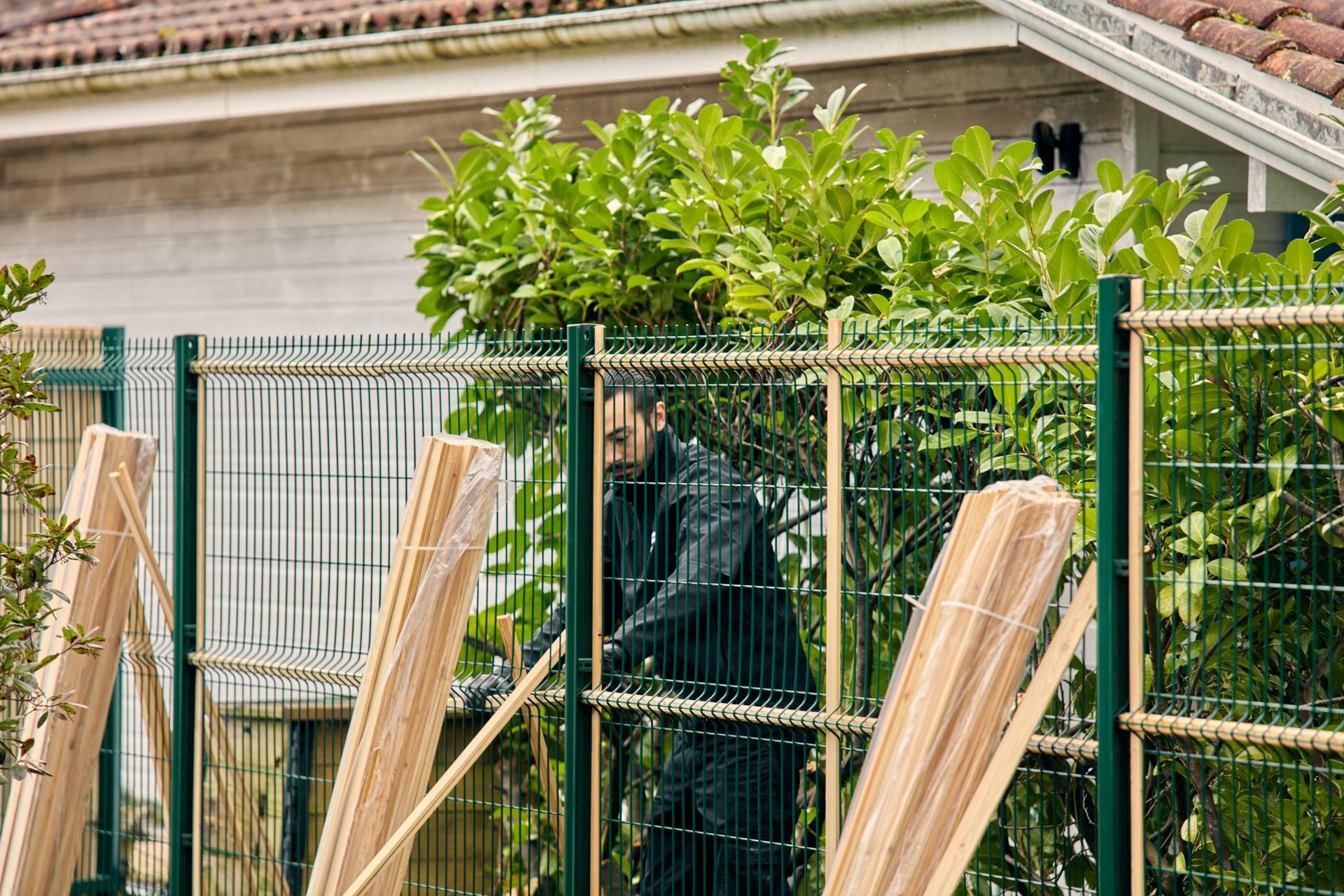 Artisan réalisant une clôture lors d'un chantier
