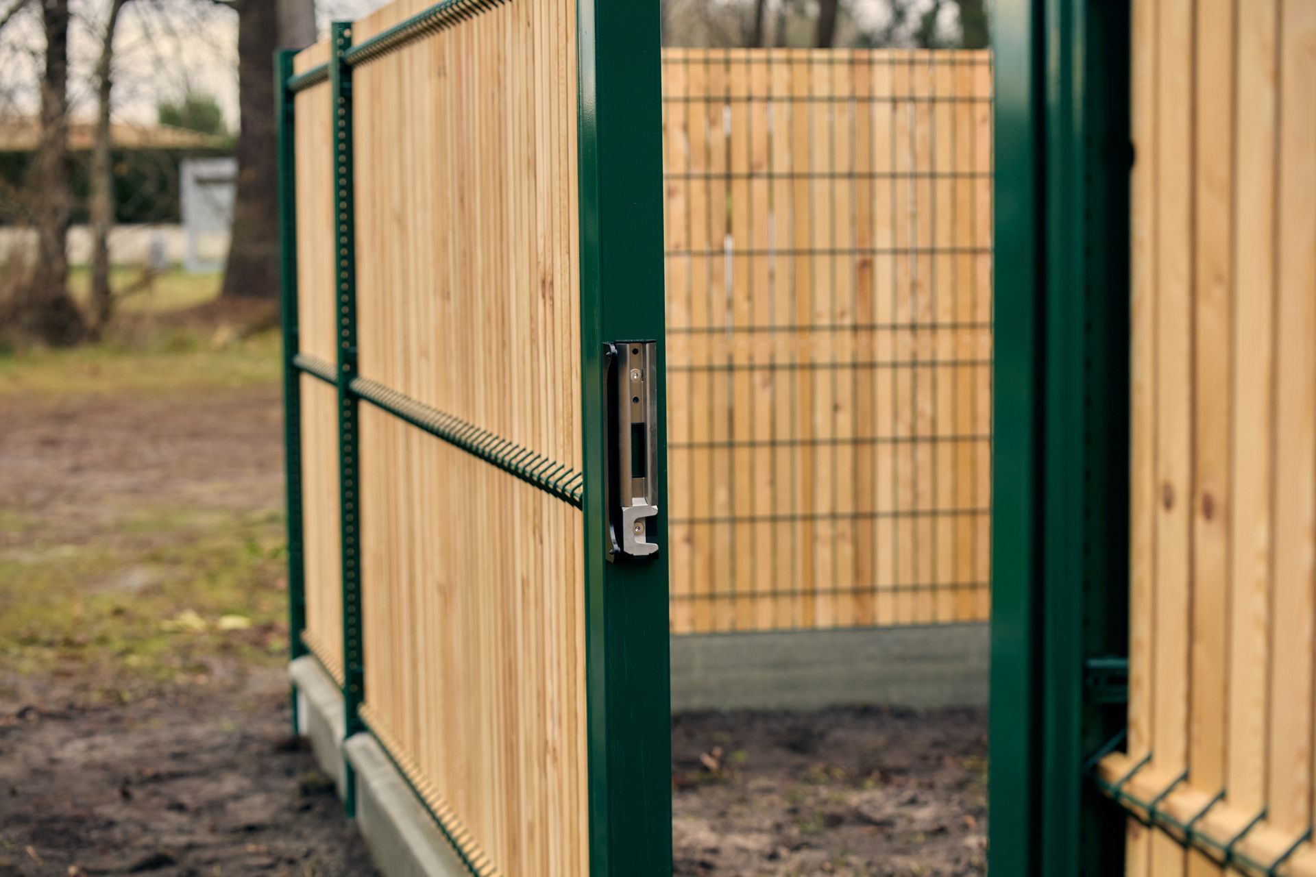Ouverture d'une clôture en bois et aluminium