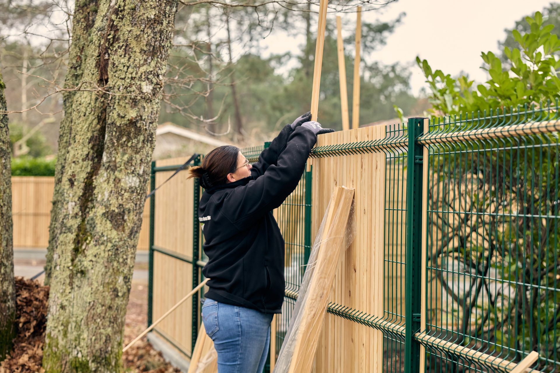 Artisane de Les clôtures de l'Entre deux Mers effectuant la pose d'une clôture