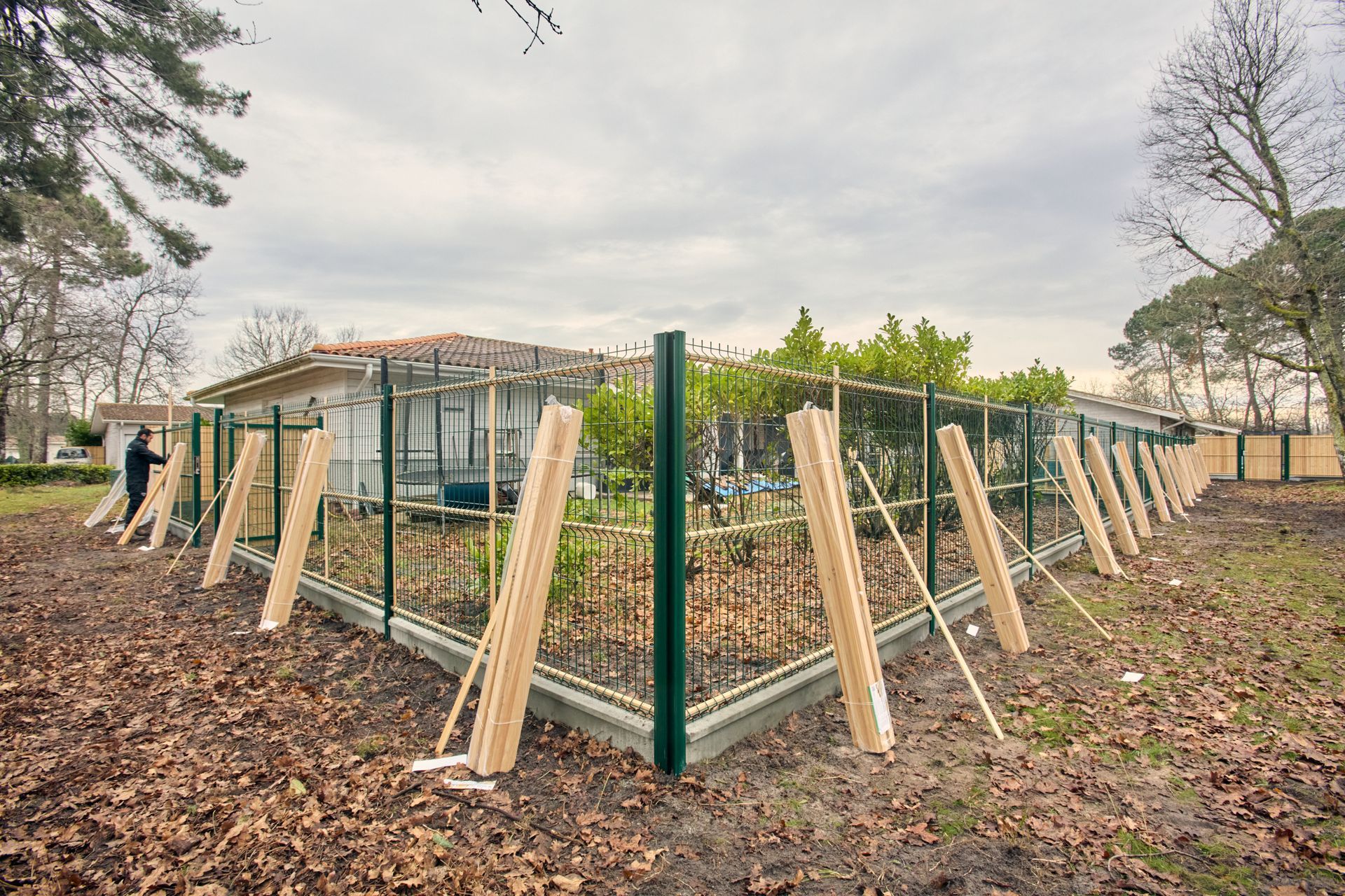 Chantier en cours d'une clôture en bois et aluminium
