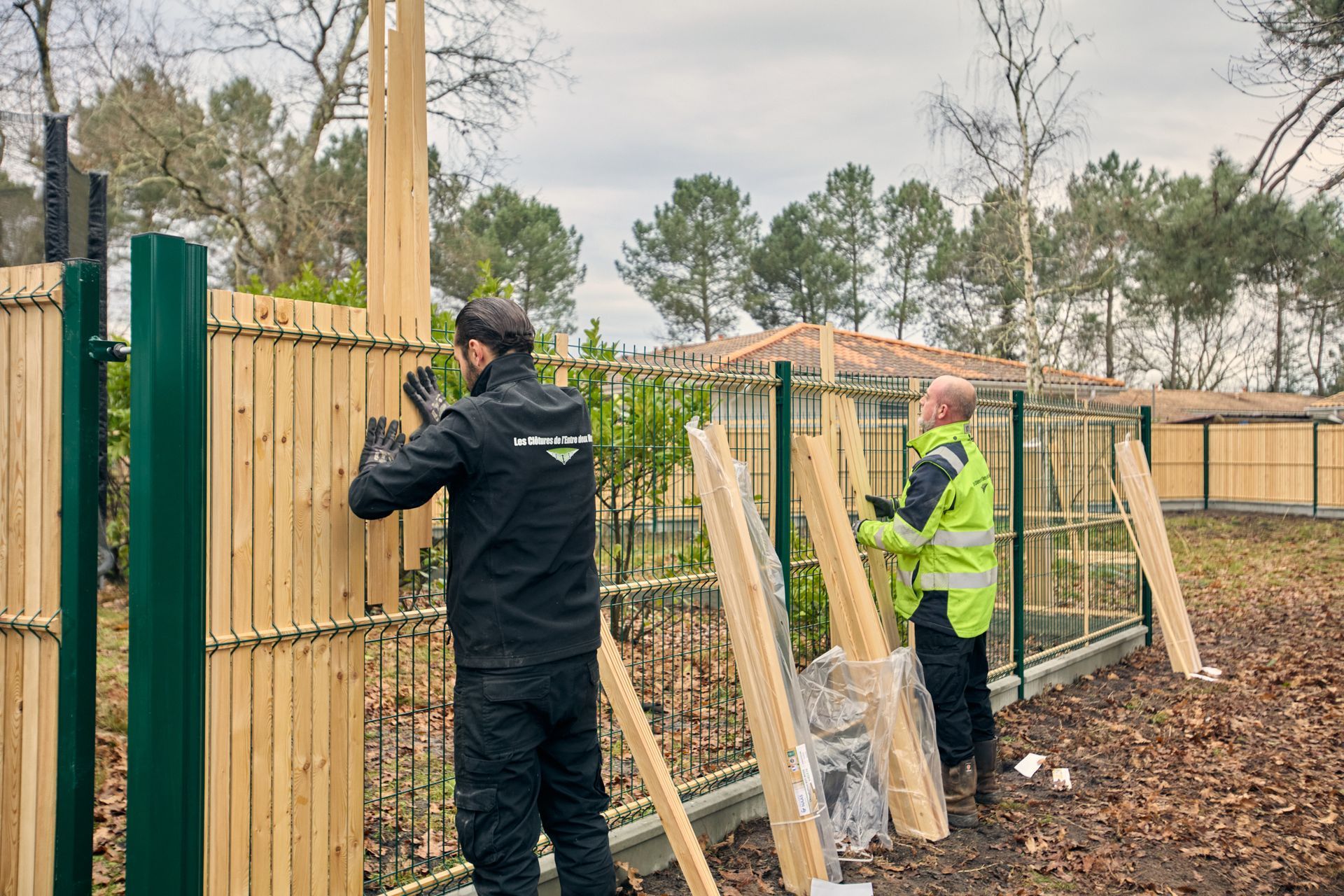 Pose d'une clôture en bois et aluminium