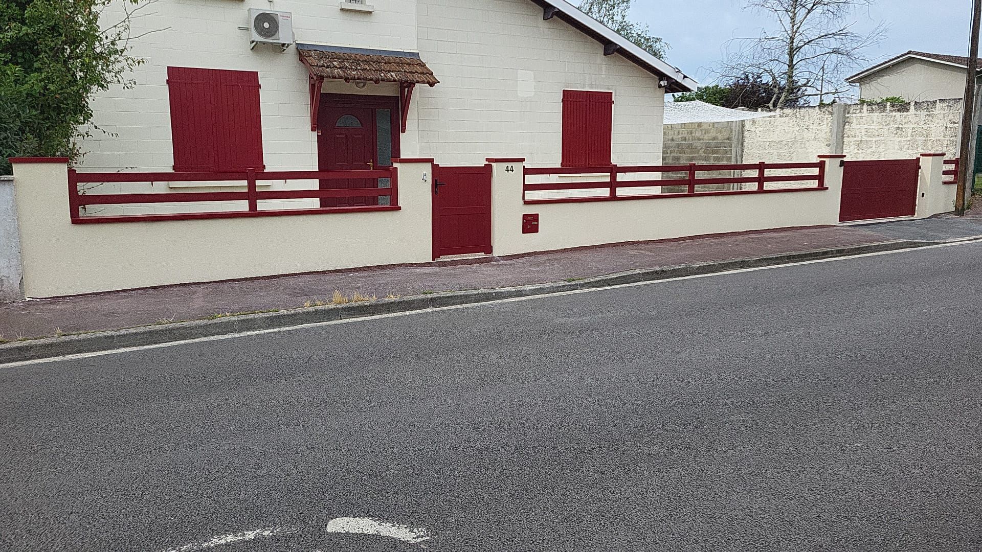 Clôtures et portails rouges