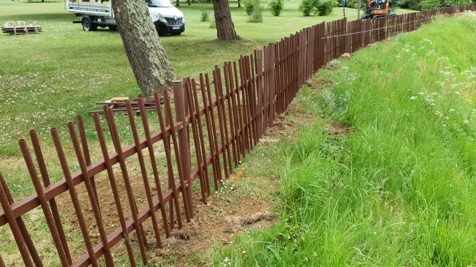 Clôture en acier en très gros plan