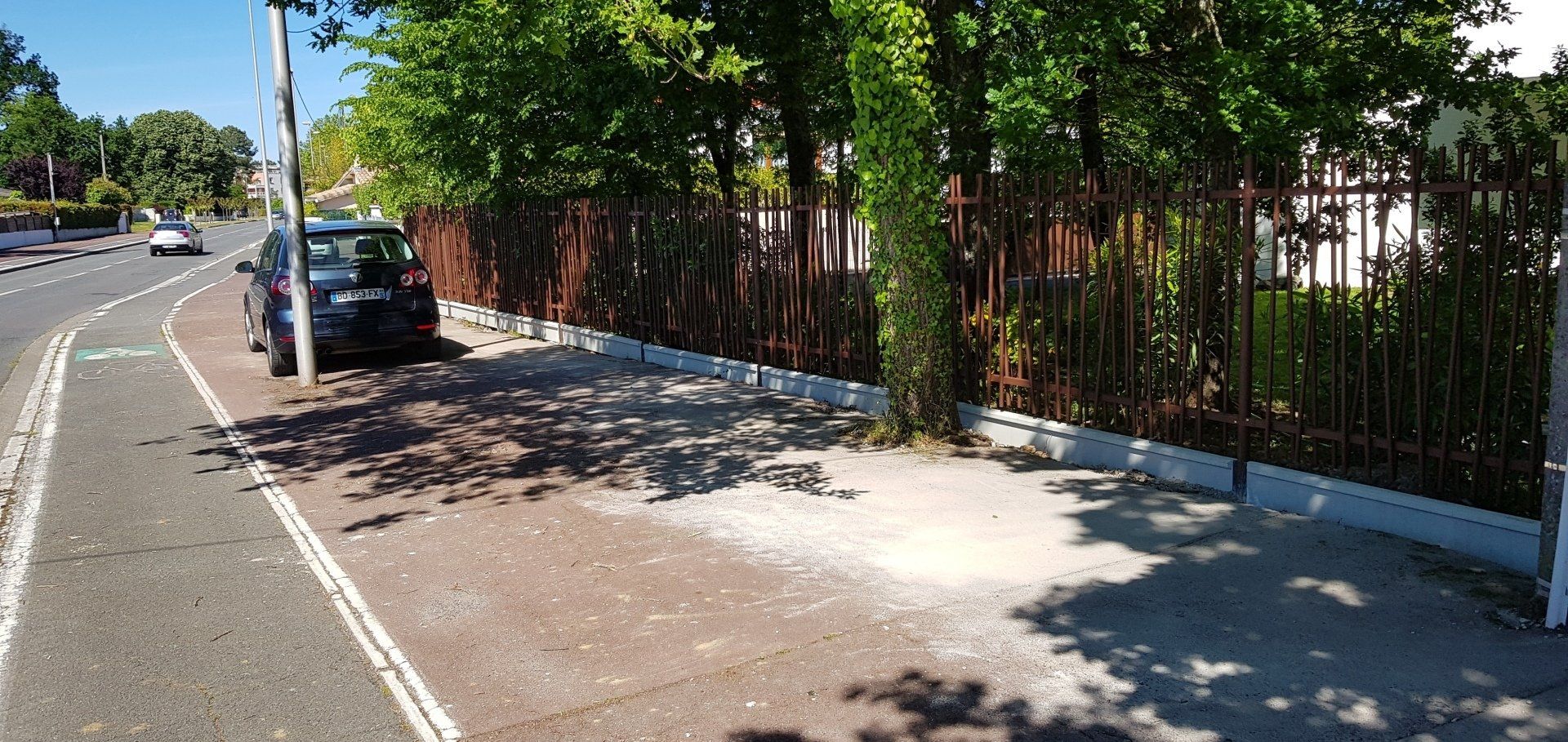 Clôture en acier le long d'un grand jardin