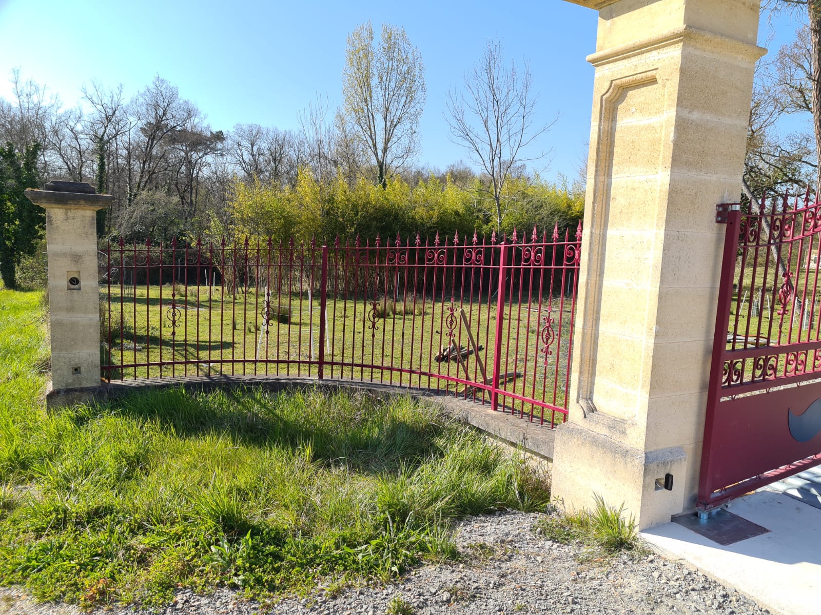 Clôture en acier par temps clair