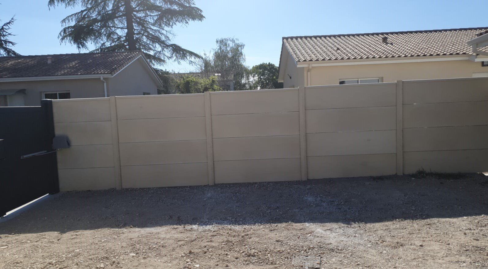 Clôture en béton désactivé par temps clair en gros plan