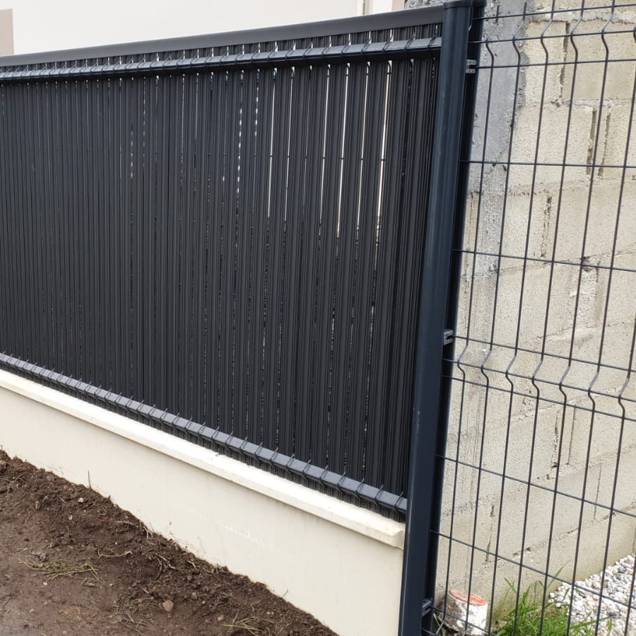 Clôtures occultantes rigides et noires en très gros plan