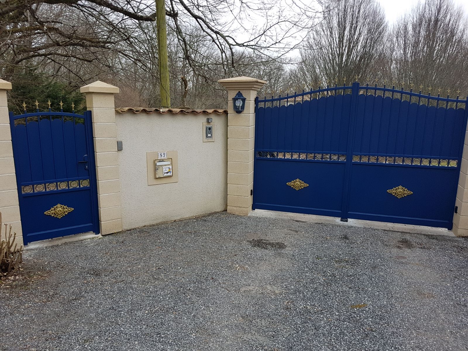 Portails bleus style rétro