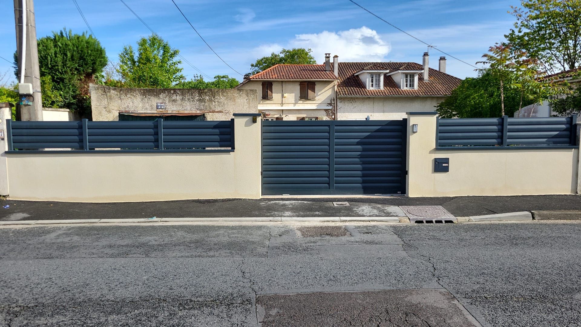 Clôtures et portail noirs en alu