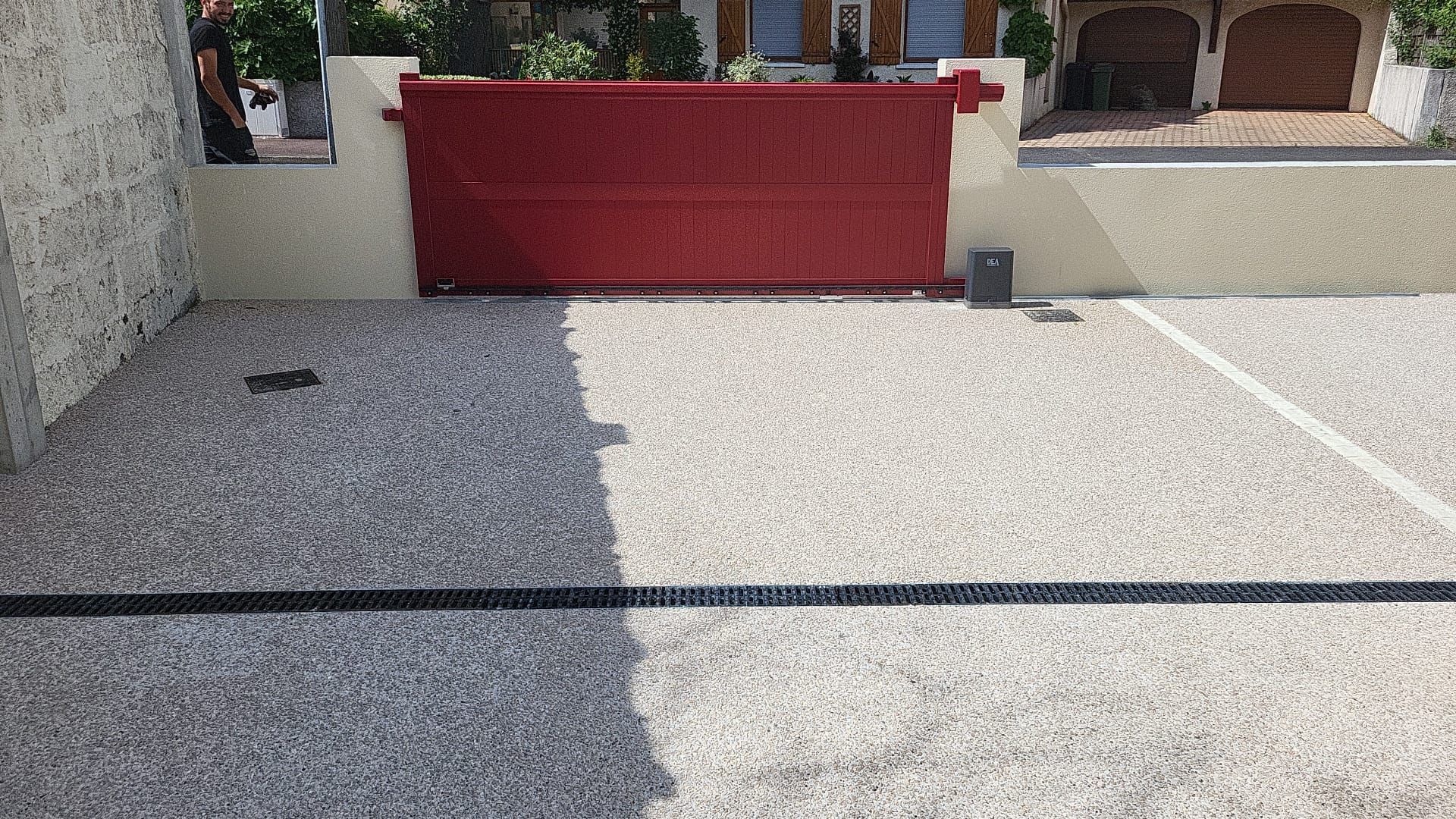 Portail rouge et allée en béton désactivé