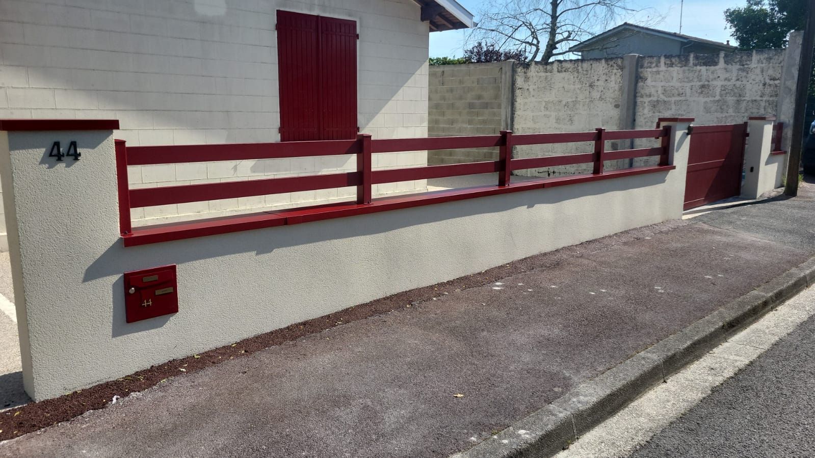 Focus sur des clôtures rouges