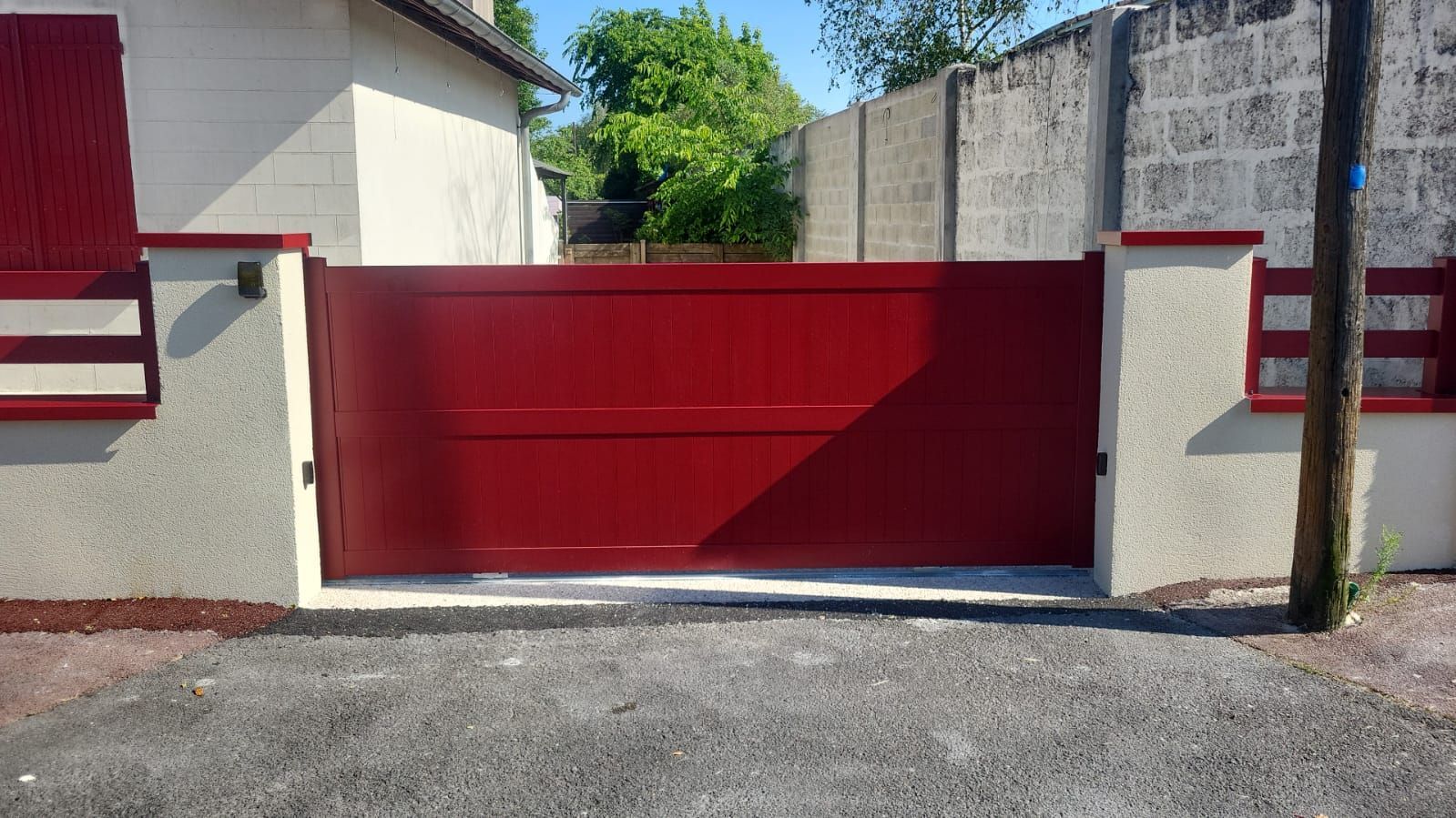 Focus sur un portail rouge