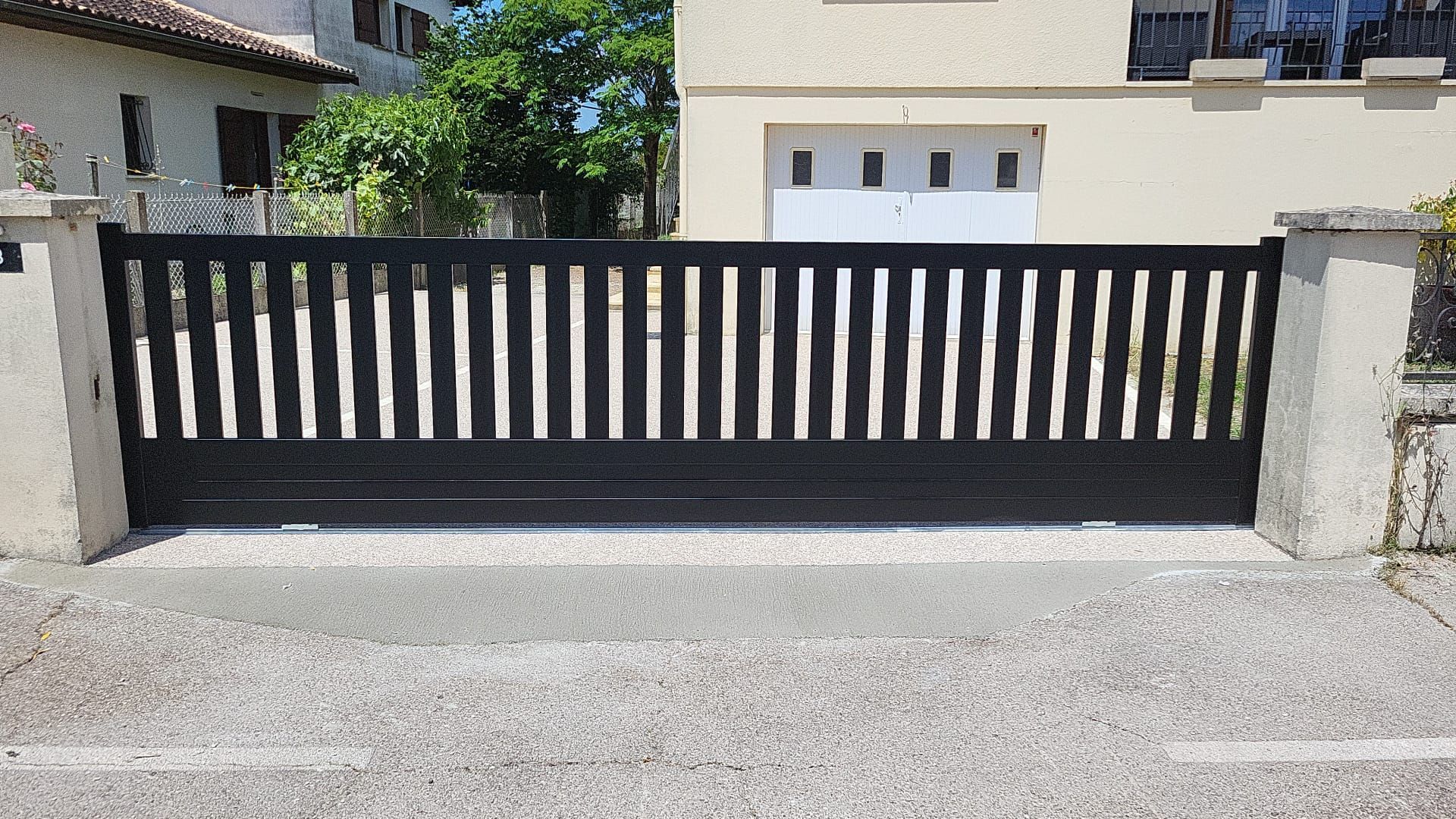 Portail coulissant sombre