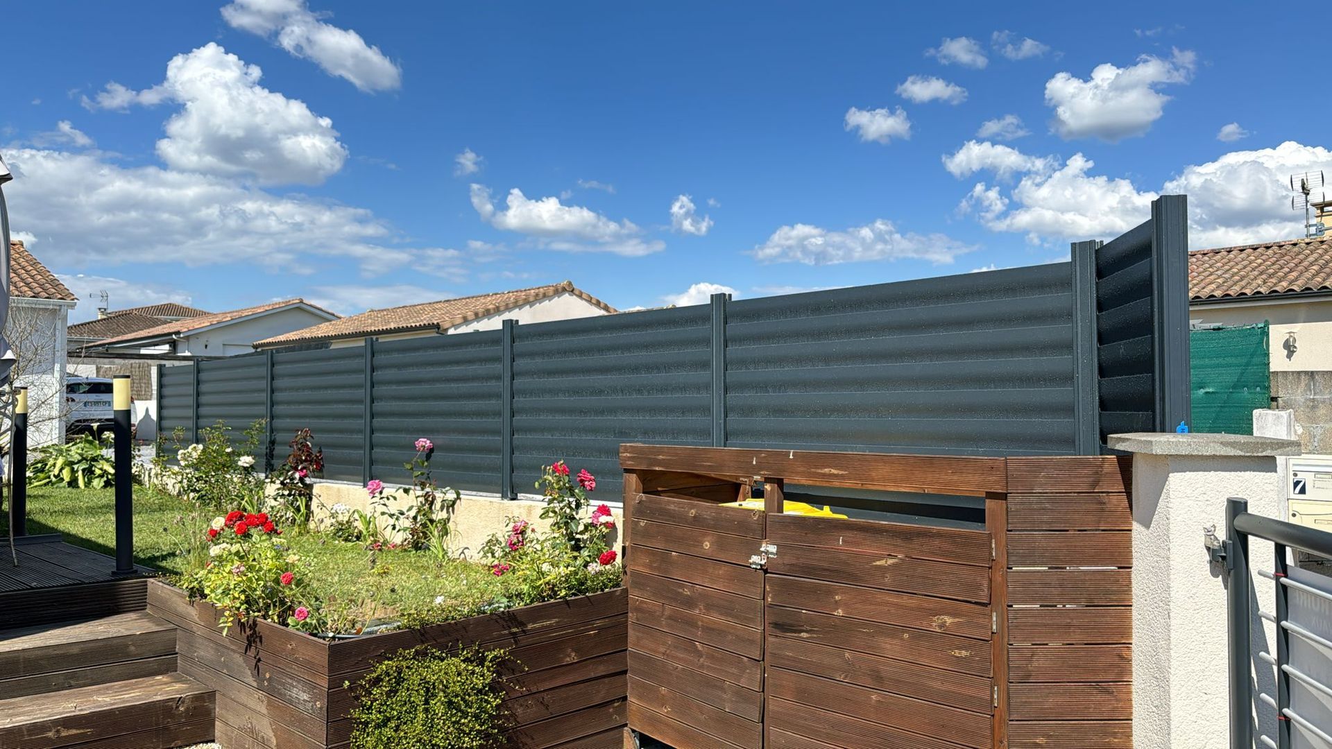 Clôtures occultantes en aluminium noir le long d'un jardin