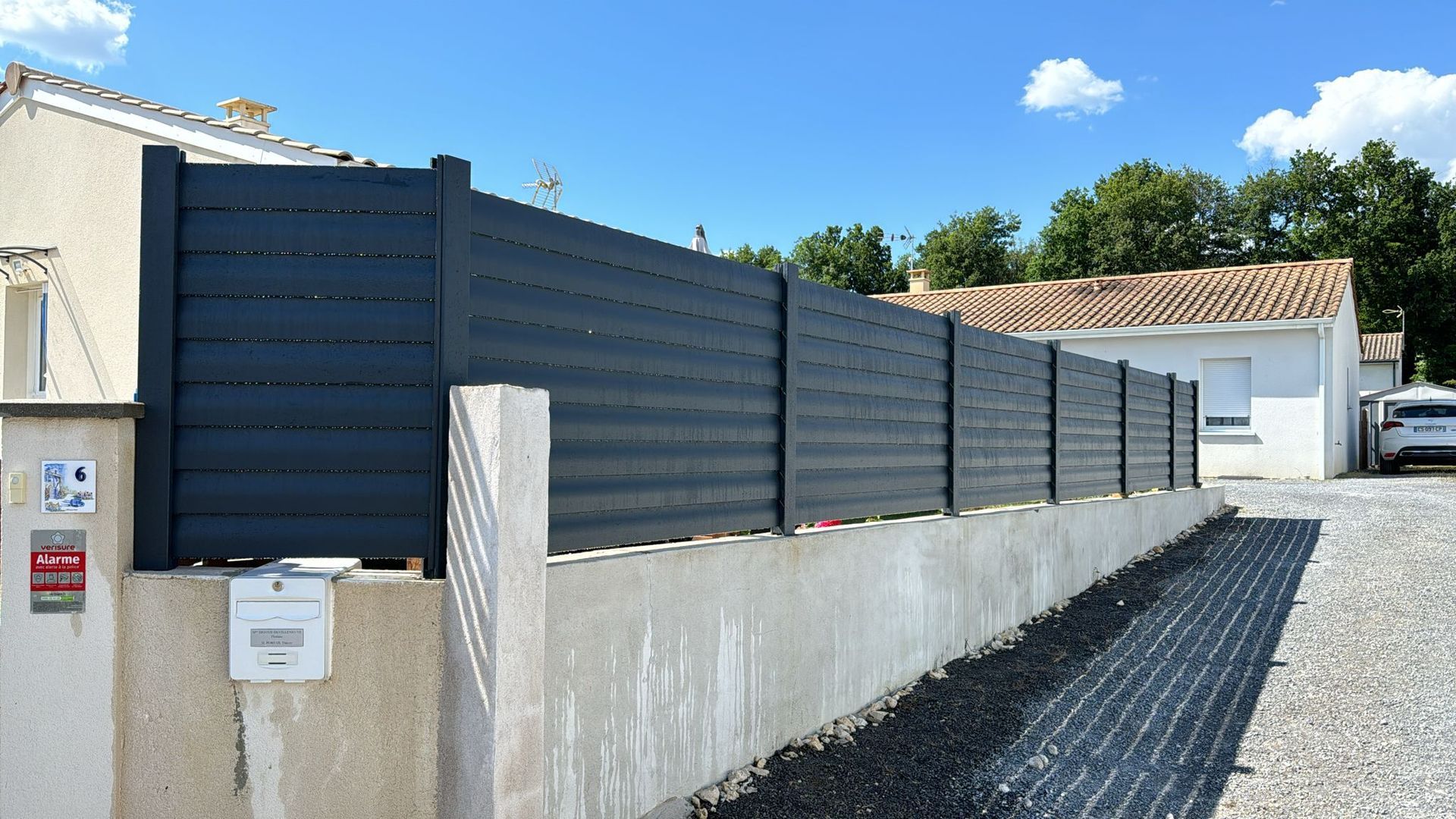 Clôtures occultantes en aluminium noir en gros plan