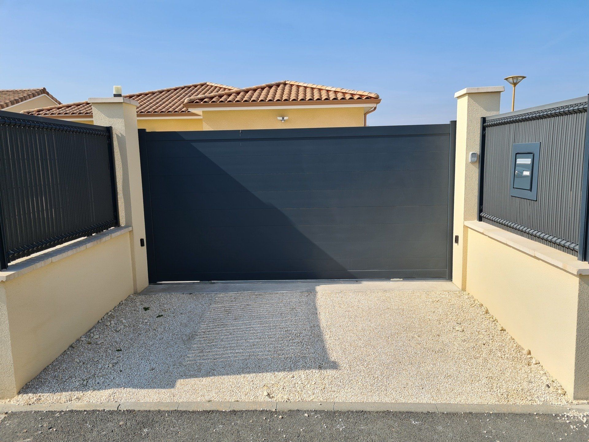 Portail moderne et clôtures noires