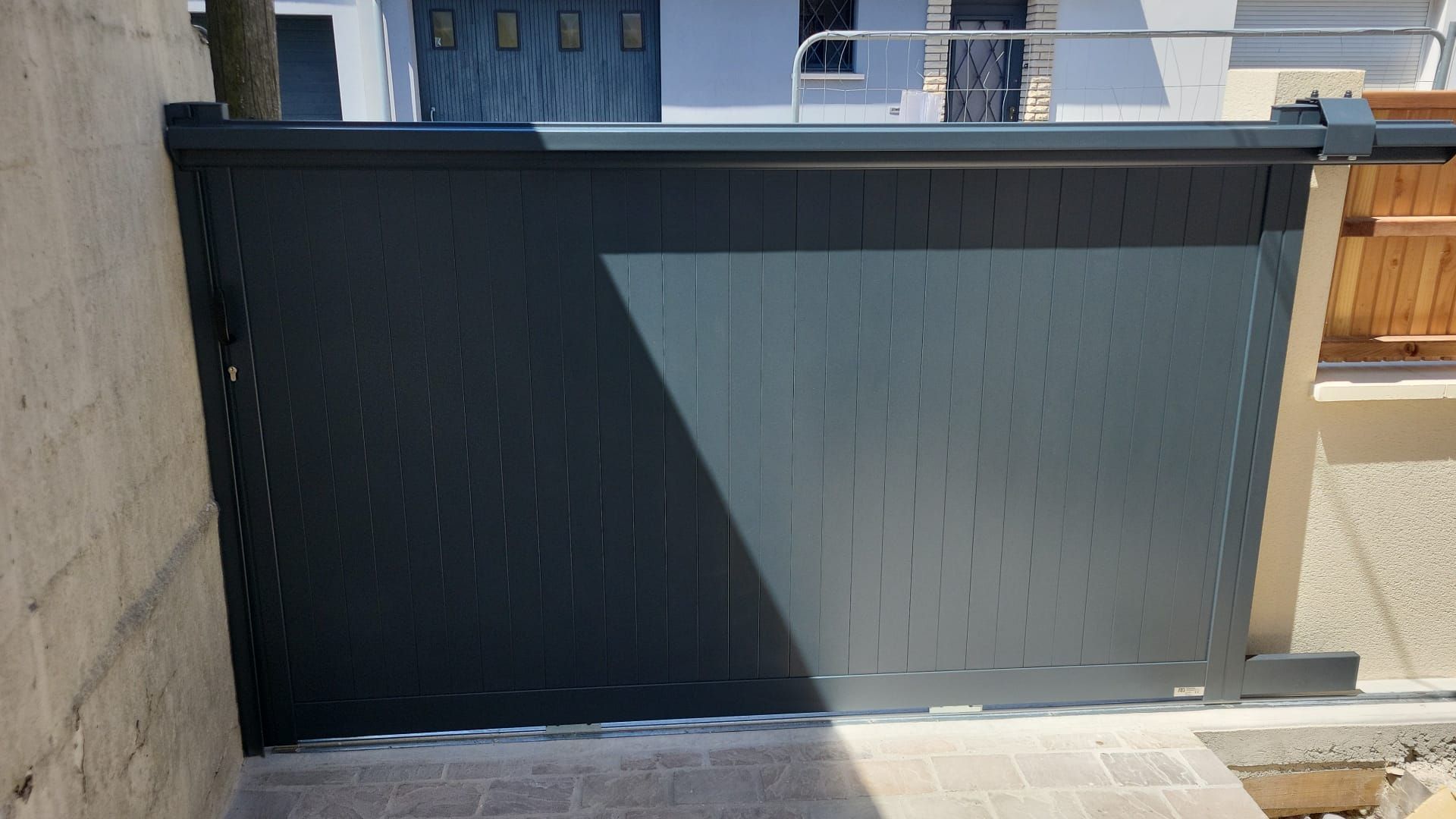 Paravent d'extérieur gris foncé.