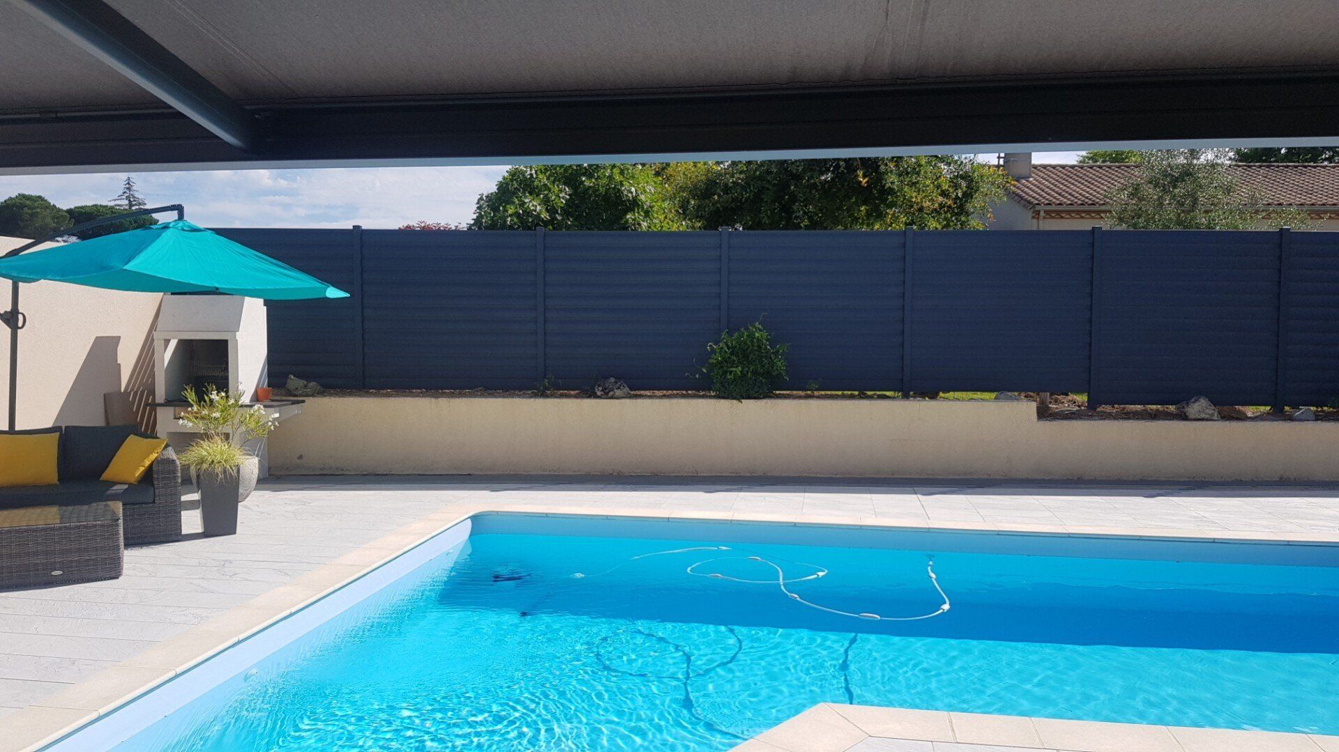 Clôtures modernes en aluminium noires devant une piscine